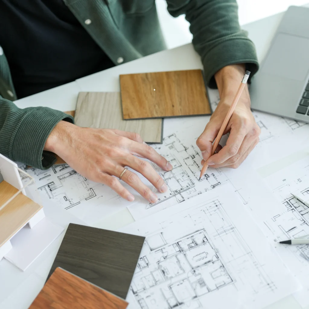 Preço de Móveis Planejados em Campinas: Guia Completo para Planejar seu Orçamento 4 Designer de interiores apresentando orçamento e custo-benefício de preço de móveis planejados em Campinas para clientes.