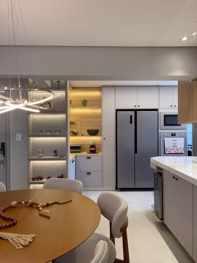 Cozinha planejada pequena com armários em cor cinza, bancada de mármore e revestimento claro, ideal para apartamentos pequenos em Campinas. Cozinha planejada pequena com armários em cor cinza, bancada de mármore e revestimento claro, ideal para apartamentos pequenos em Campinas.